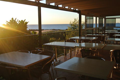 Samson Beach Tavern - Kawana Tourism 1