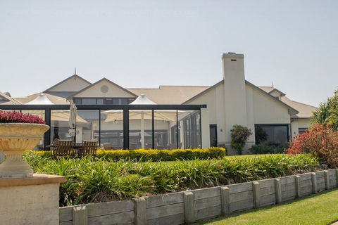 Harrigans Irish Pub And  Harrington River Lodge - Kawana Tourism 0