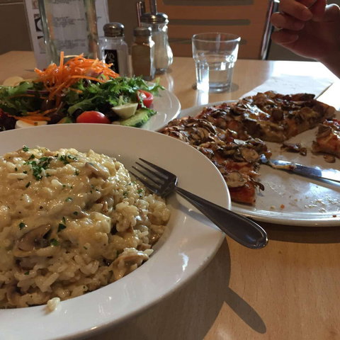 Eau Verte Cafe - Kawana Tourism 0