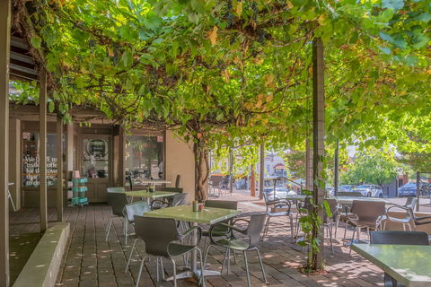 Breakout Brasserie Cafe - Kawana Tourism 0