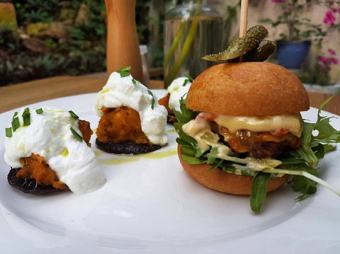 Saint Laura Cafe - Kawana Tourism 0