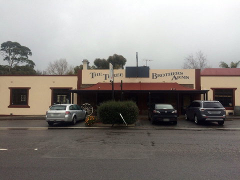 Three Brothers Arms - Kawana Tourism 0