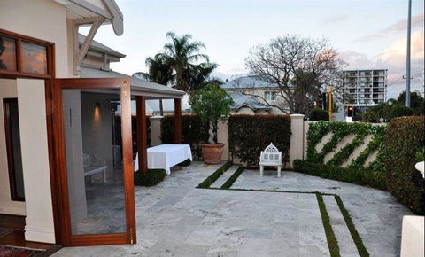 The Courtyard - Kawana Tourism 6
