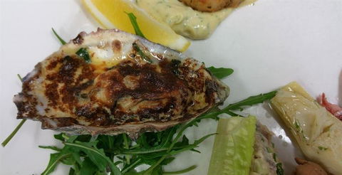 Sams Pizzeria On The Waterfront - Kawana Tourism 9