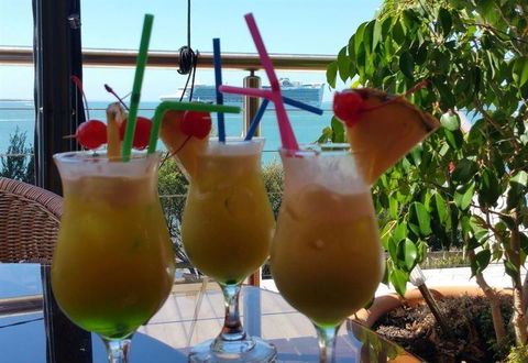 Sams Pizzeria On The Waterfront - Kawana Tourism 28