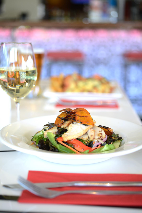 Dolly’s Bar & The Hibiscus Tavern - Kawana Tourism 4