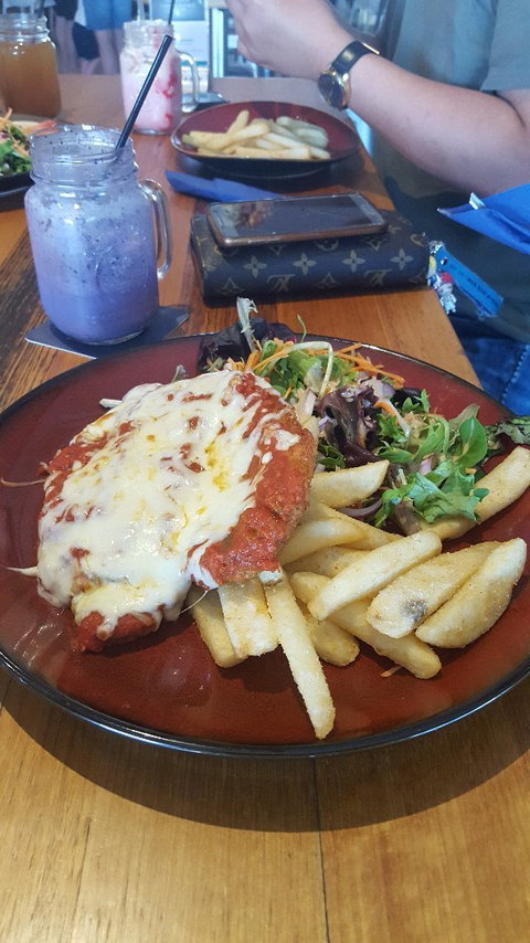 Beachfront Hotel - Kawana Tourism 9