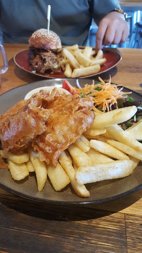 Beachfront Hotel - Kawana Tourism 10