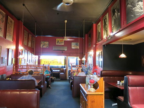 Lou’s Cafe Restaurant - Kawana Tourism 0