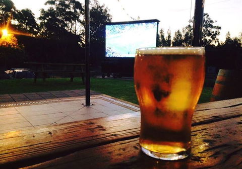 Empire Bay Tavern - Kawana Tourism 3