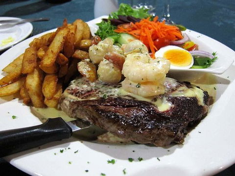 Maloneys Restaurant - Kawana Tourism 0