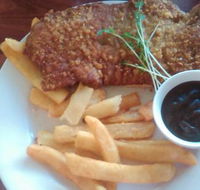 Dining at the Findon Hotel - Kawana Tourism