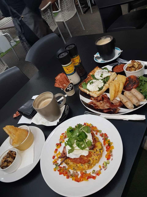 Gourmet Breakfast Cafe - Kawana Tourism 4