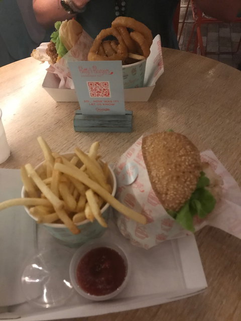 Betty's Burgers & Concrete Co. - Kawana Tourism 4