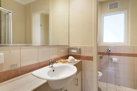 The Peninsula Riverside Apartments - Kawana Tourism 6