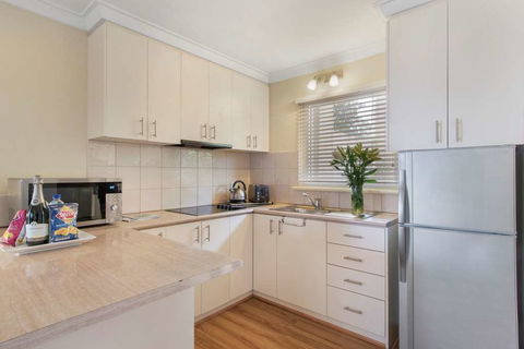 The Peninsula Riverside Apartments - Kawana Tourism 16