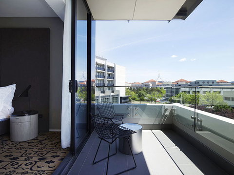 Burbury Hotel - Kawana Tourism 3