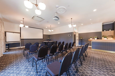 The Glen Hotel & Suites - Kawana Tourism 7