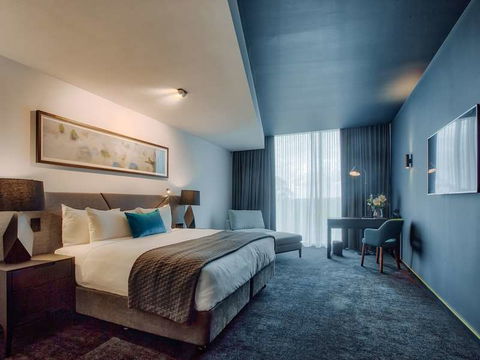 Eatons Hill Hotel - Kawana Tourism 3