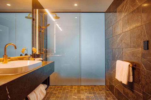 Eatons Hill Hotel - Kawana Tourism 5