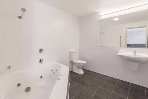Travelodge Hobart Airport - Kawana Tourism 9