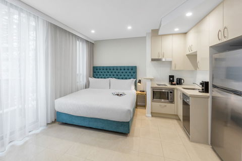 Meriton Suites Pitt Street - Kawana Tourism 7