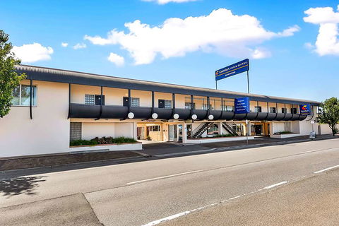 Comfort Inn Manhattan - Kawana Tourism 0