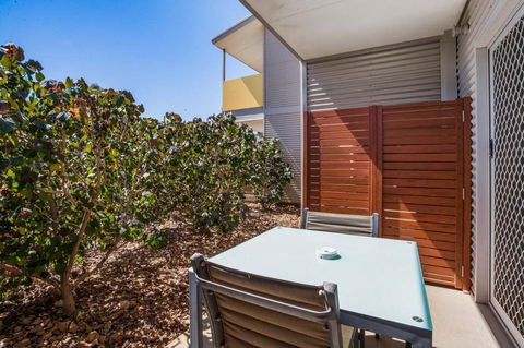 Onslow Beach Resort - Kawana Tourism 1