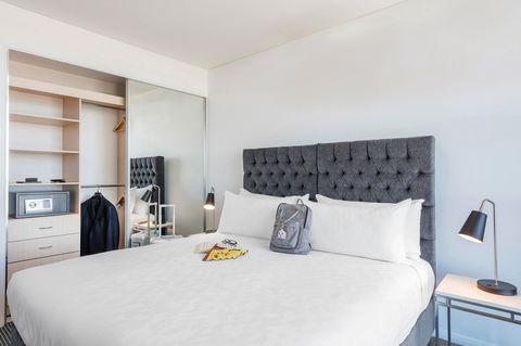 Meriton Suites Campbell Street - Kawana Tourism 6