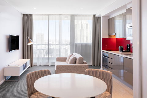 Meriton Suites Campbell Street - Kawana Tourism 7