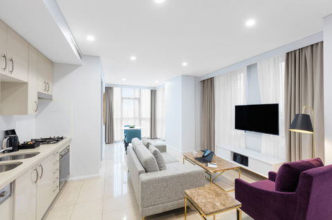 Meriton Suites Pitt Street - Kawana Tourism 8