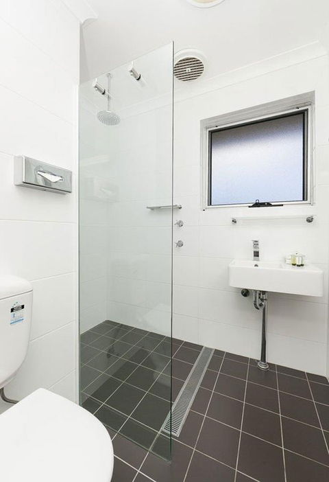 Forrest Hotel & Apartments - Kawana Tourism 5