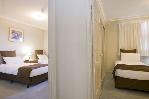 Pinnacle Apartments - Kawana Tourism 4