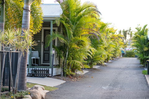 Barney Beach Accommodation Centre - Kawana Tourism 0