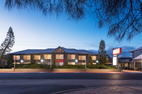 Bellevue on the Lakes - Kawana Tourism 0