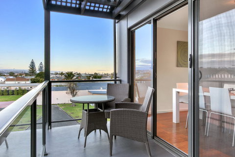 Bellevue on the Lakes - Kawana Tourism 1