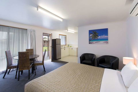 Best Western Colonial Village Motel - Kawana Tourism 1