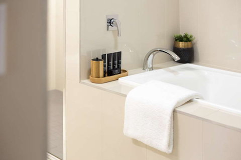 H on Smith Hotel - Kawana Tourism 3