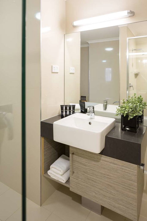 H on Smith Hotel - Kawana Tourism 7