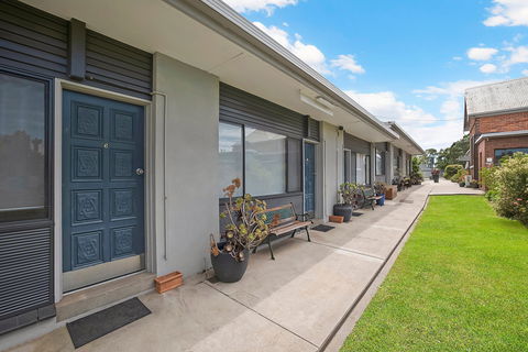 Hamilton Lakeside Motel - Kawana Tourism 0