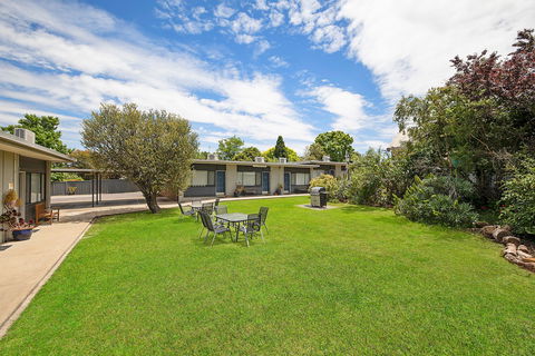 Hamilton Lakeside Motel - Kawana Tourism 1