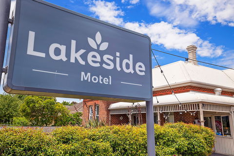 Hamilton Lakeside Motel - Kawana Tourism 2