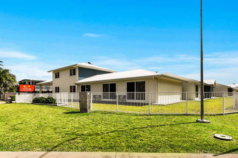 Econo Lodge Beachside - Kawana Tourism 0