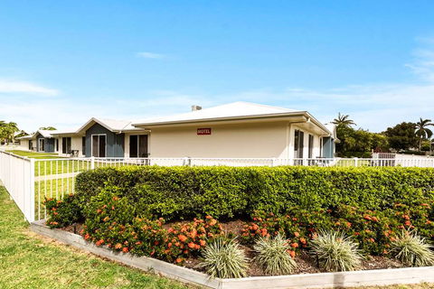 Econo Lodge Beachside - Kawana Tourism 1