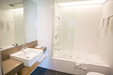 Alpha Hotel Eastern Creek - Kawana Tourism 4