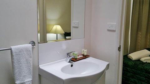 Port Denison Motor Inn - Kawana Tourism 7