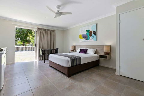 Econo Lodge Beachside - Kawana Tourism 4