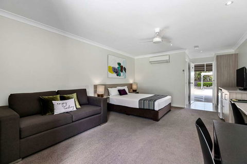 Econo Lodge Beachside - Kawana Tourism 8