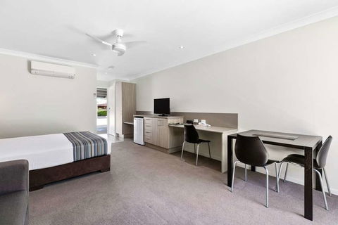 Econo Lodge Beachside - Kawana Tourism 9