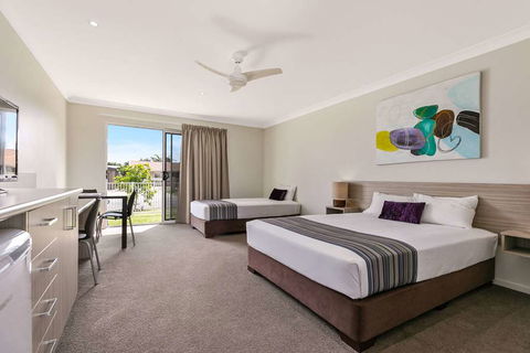 Econo Lodge Beachside - Kawana Tourism 10